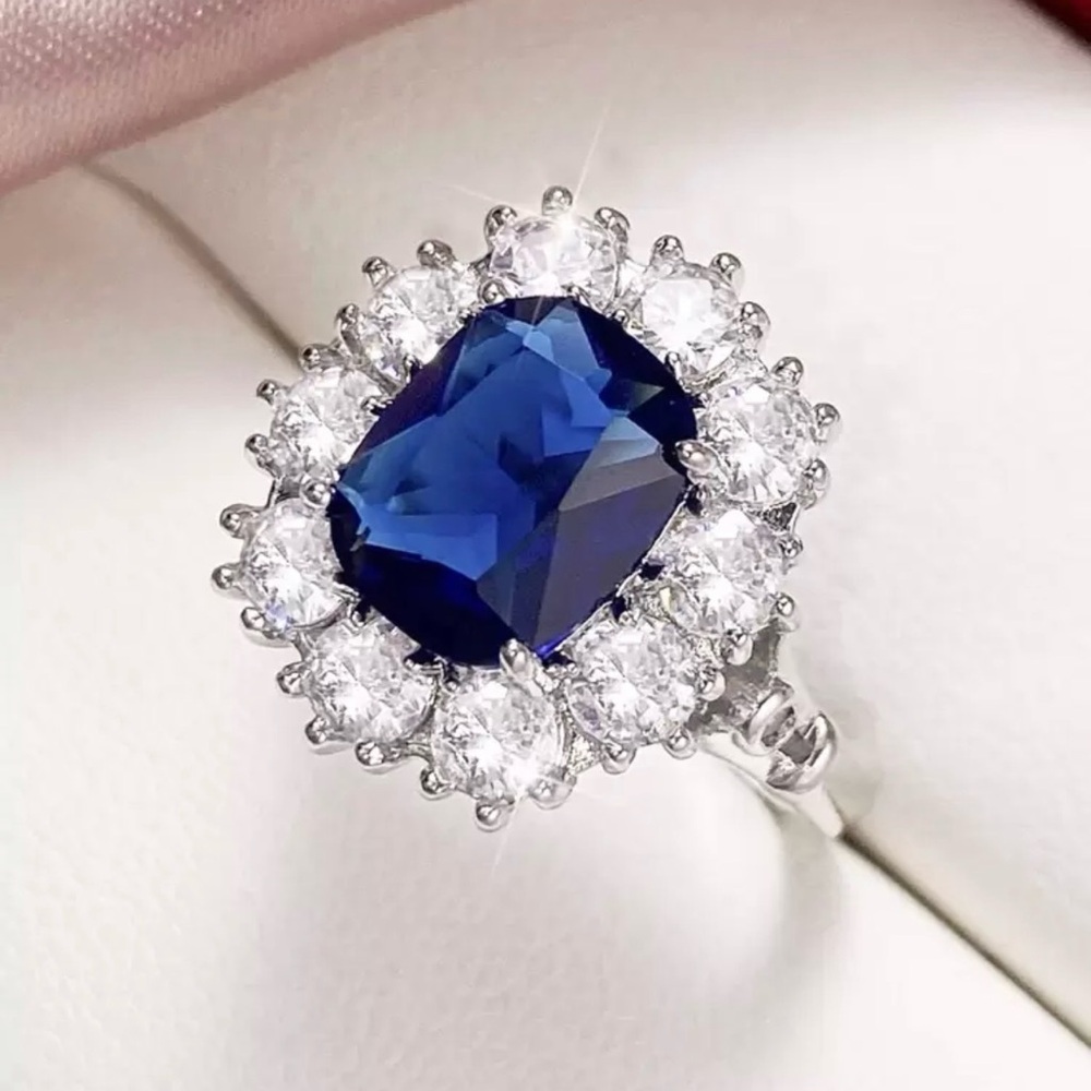 NWT Elegant Blue and SilverCubic Zirconia Women's Silver ring